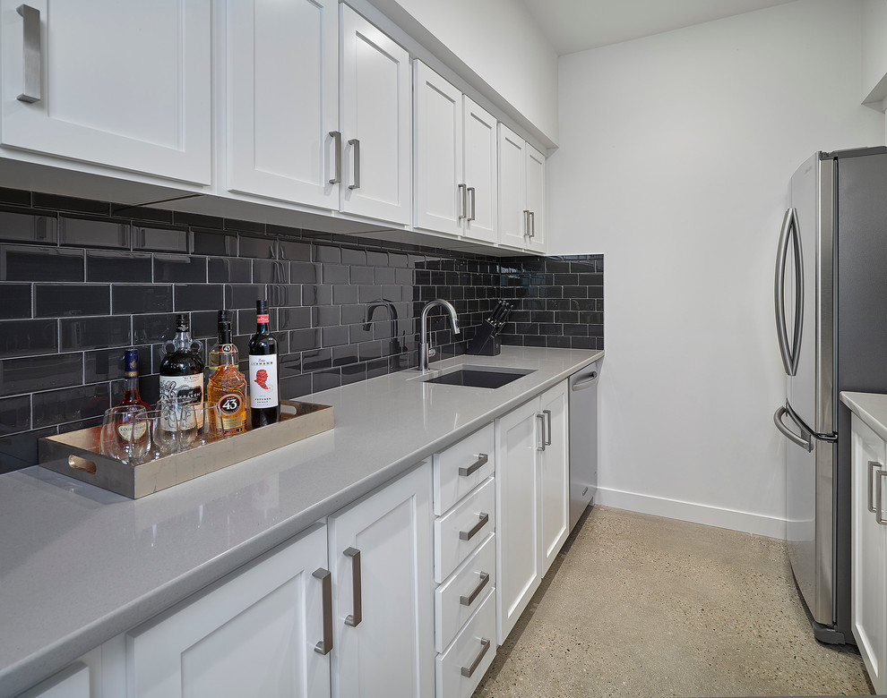 Bild på en mellanstor funkis parallell hemmabar med vask, med en undermonterad diskho, skåp i shakerstil, vita skåp, bänkskiva i koppar, svart stänkskydd och stänkskydd i tunnelbanekakel