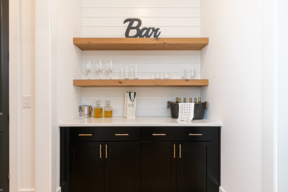 Diseño de bar en casa lineal campestre pequeño sin pila con armarios estilo shaker, puertas de armario negras, salpicadero blanco, salpicadero de madera, encimera de cuarcita y encimeras blancas