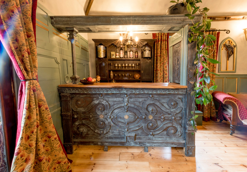 Zweizeilige Eklektische Hausbar mit Schränken im Used-Look und Arbeitsplatte aus Holz in Devon