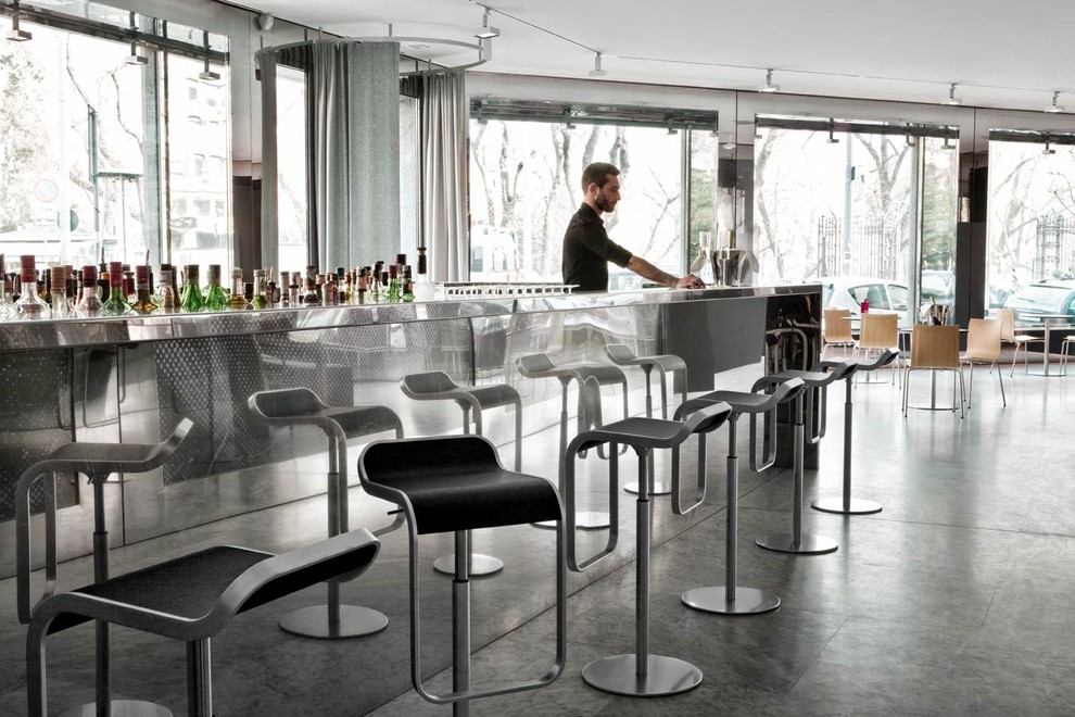 Exemple d'un grand bar de salon avec évier linéaire tendance avec un plan de travail en inox et un sol en carrelage de céramique.