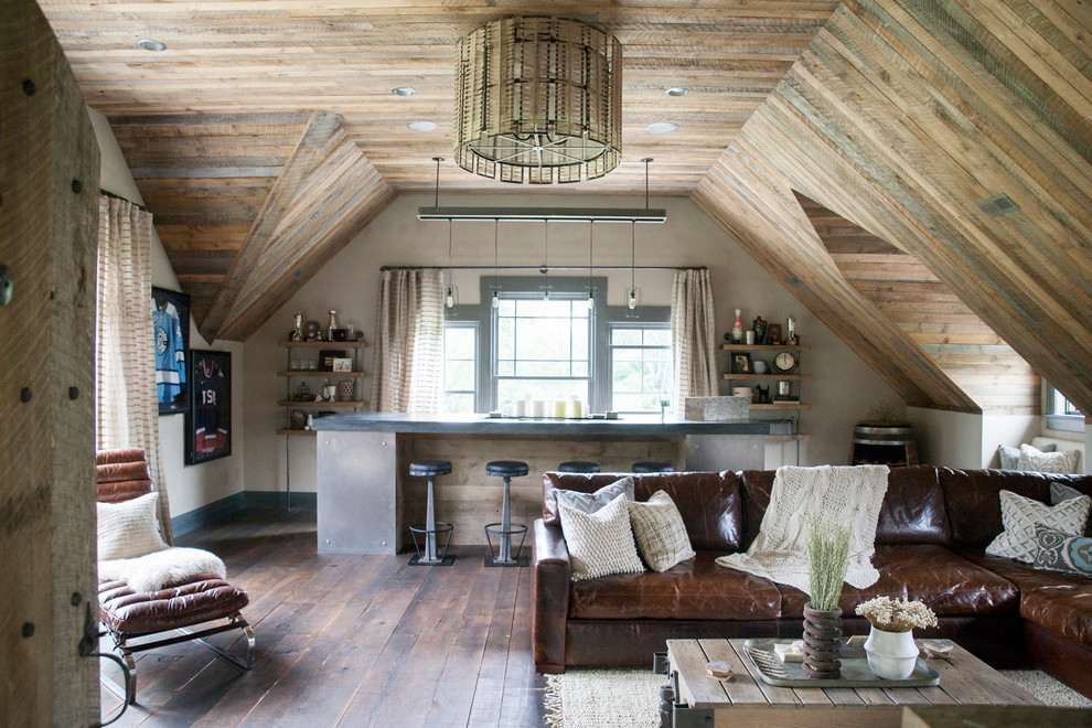 Rustikale Hausbar mit Bartheke, dunklem Holzboden und braunem Boden in Sonstige