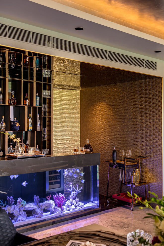 Immagine di un grande angolo bar con lavandino contemporaneo con lavello integrato, nessun'anta, pavimento in marmo, pavimento nero e top nero