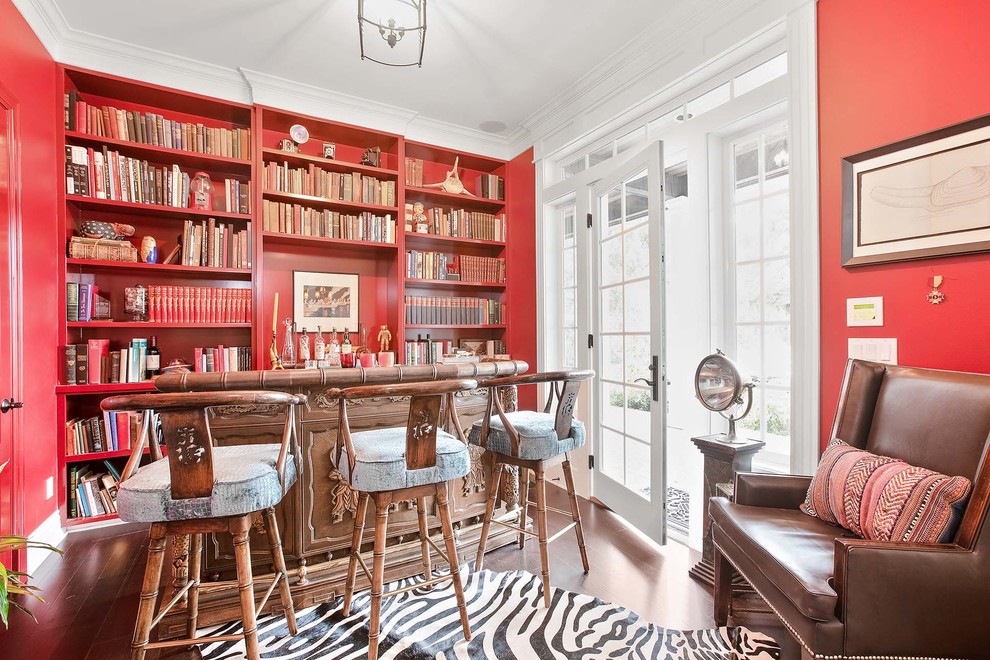 Klassische Hausbar mit Bartheke, offenen Schränken, roten Schränken, Küchenrückwand in Rot, dunklem Holzboden und braunem Boden in Seattle