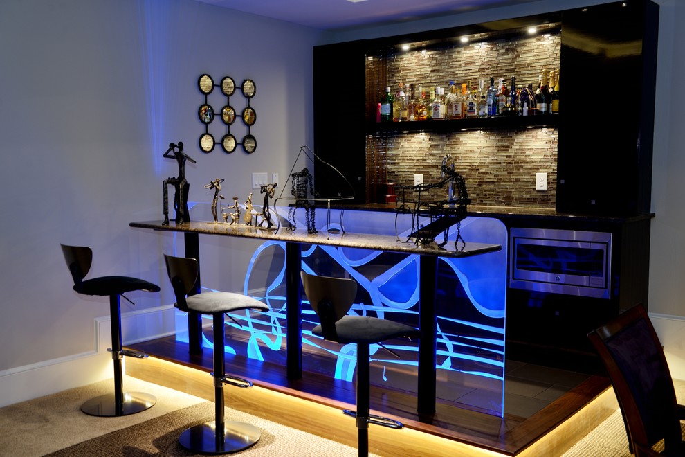 Свежая идея для дизайна: домашний бар в современном стиле с ковровым покрытием - отличное фото интерьера