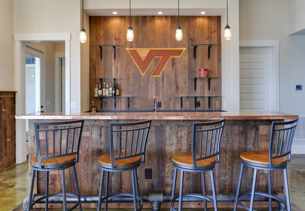 Modelo de bar en casa con fregadero de galera rústico de tamaño medio con armarios con paneles lisos, puertas de armario de madera en tonos medios y encimera de cobre