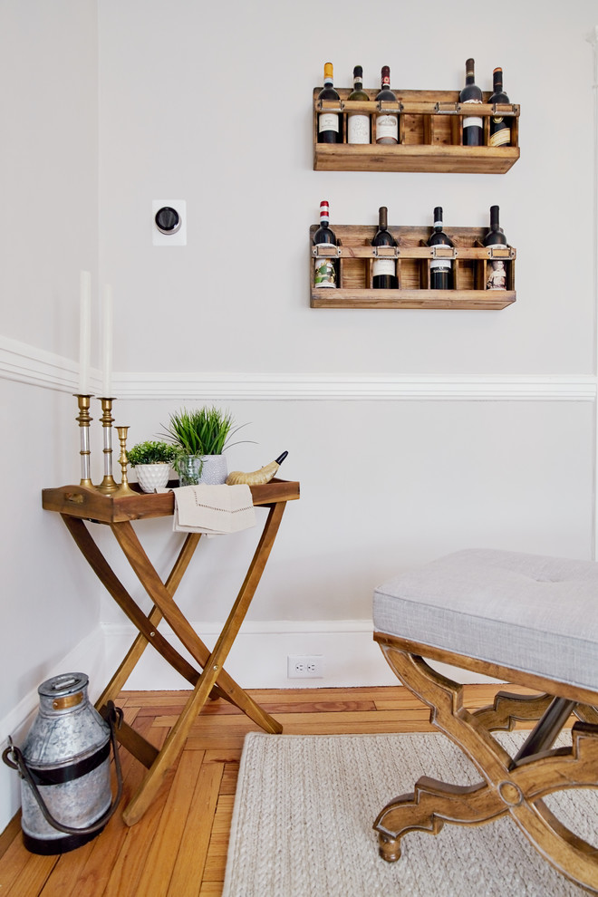 Shabby chic-inspirerad inredning av en mellanstor hemmabar med stolar, med mellanmörkt trägolv och beiget golv