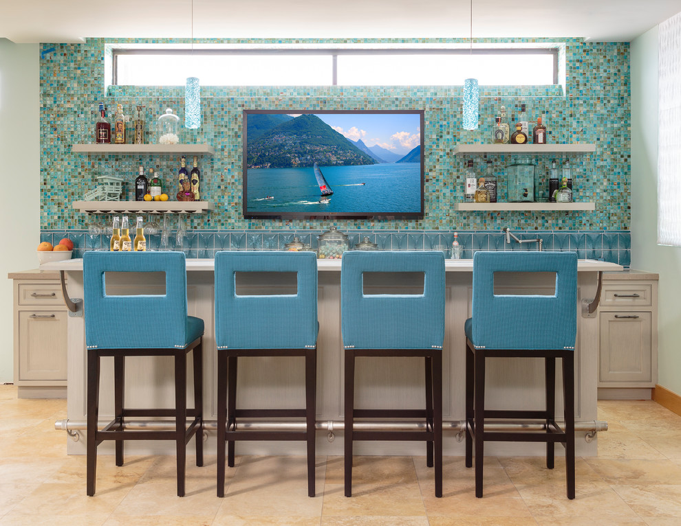 Aménagement d'un bar de salon parallèle bord de mer en bois clair avec des tabourets, un placard à porte affleurante, une crédence multicolore et une crédence en mosaïque.