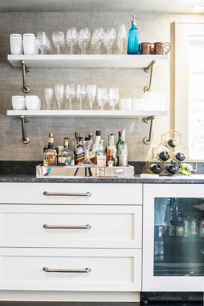 Ejemplo de bar en casa con fregadero lineal tradicional renovado pequeño con fregadero bajoencimera, armarios estilo shaker, puertas de armario blancas, encimera de granito y encimeras grises