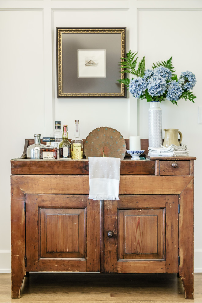 プロビデンスにある高級な小さなコンテンポラリースタイルのおしゃれなホームバー (木材カウンター、茶色いキッチンカウンター) の写真