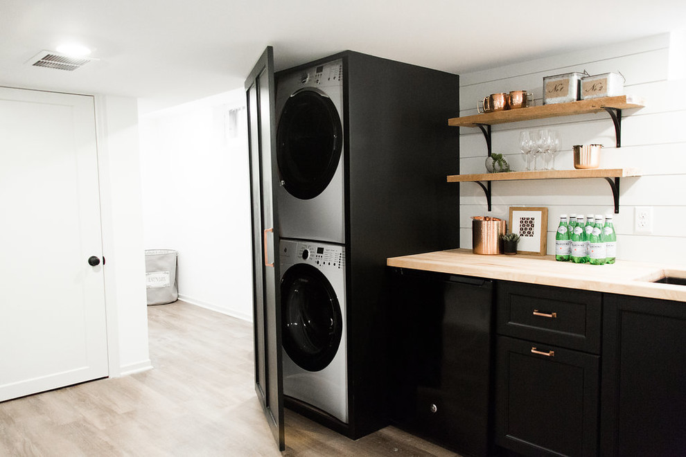 Idéer för en mellanstor klassisk linjär hemmabar med vask, med en undermonterad diskho, skåp i shakerstil, svarta skåp, träbänkskiva, vinylgolv, brunt golv, vitt stänkskydd och stänkskydd i trä