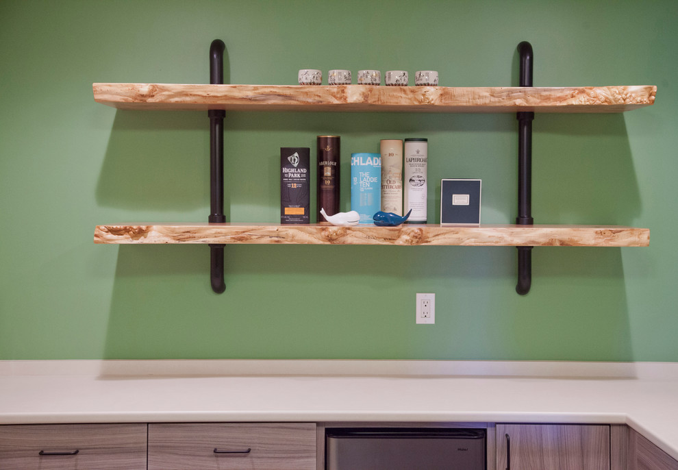 Foto di un piccolo angolo bar con lavandino contemporaneo con lavello da incasso, ante lisce, ante in legno chiaro, paraspruzzi verde e pavimento con piastrelle in ceramica