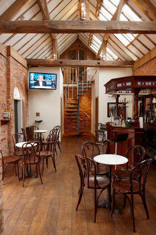 Landhaus Hausbar mit Bartheke, braunen Schränken, Arbeitsplatte aus Holz, Küchenrückwand in Rot, Rückwand aus Backstein, braunem Holzboden und braunem Boden in West Midlands