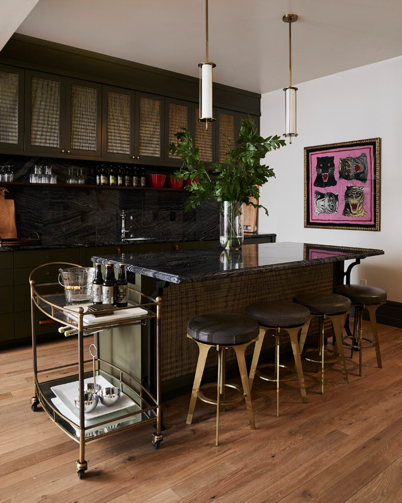 Imagen de bar en casa con barra de bar tradicional renovado con fregadero bajoencimera, salpicadero negro, salpicadero de losas de piedra, suelo de madera clara y encimeras negras
