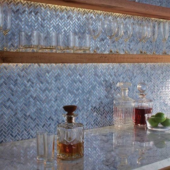 Immagine di un angolo bar con lavandino moderno di medie dimensioni con lavello sottopiano, ante lisce, ante marroni, top in marmo, paraspruzzi blu e paraspruzzi con piastrelle di vetro