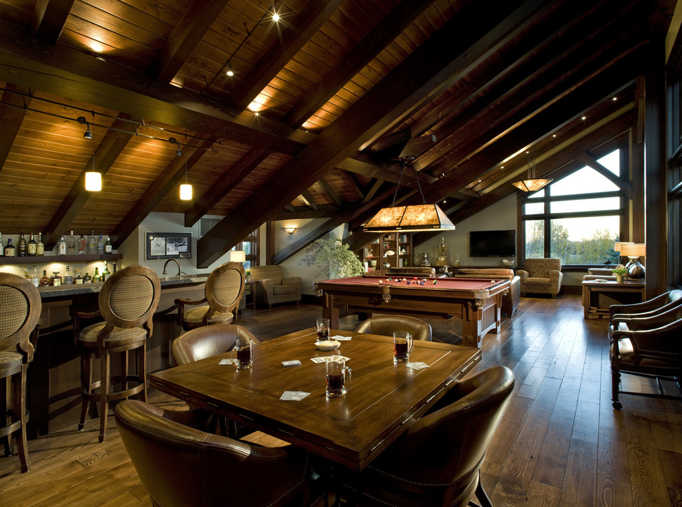 Diseño de bar en casa con barra de bar lineal de estilo americano de tamaño medio con suelo de madera oscura