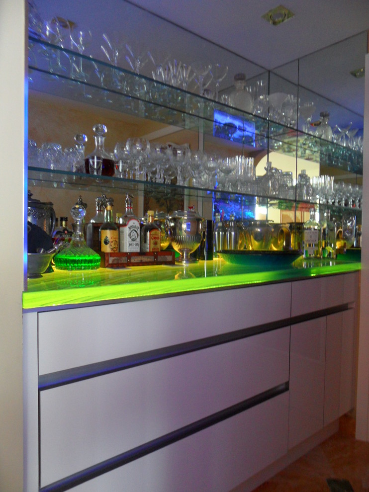 Foto de bar en casa lineal minimalista grande con armarios con paneles lisos, puertas de armario blancas y salpicadero con efecto espejo