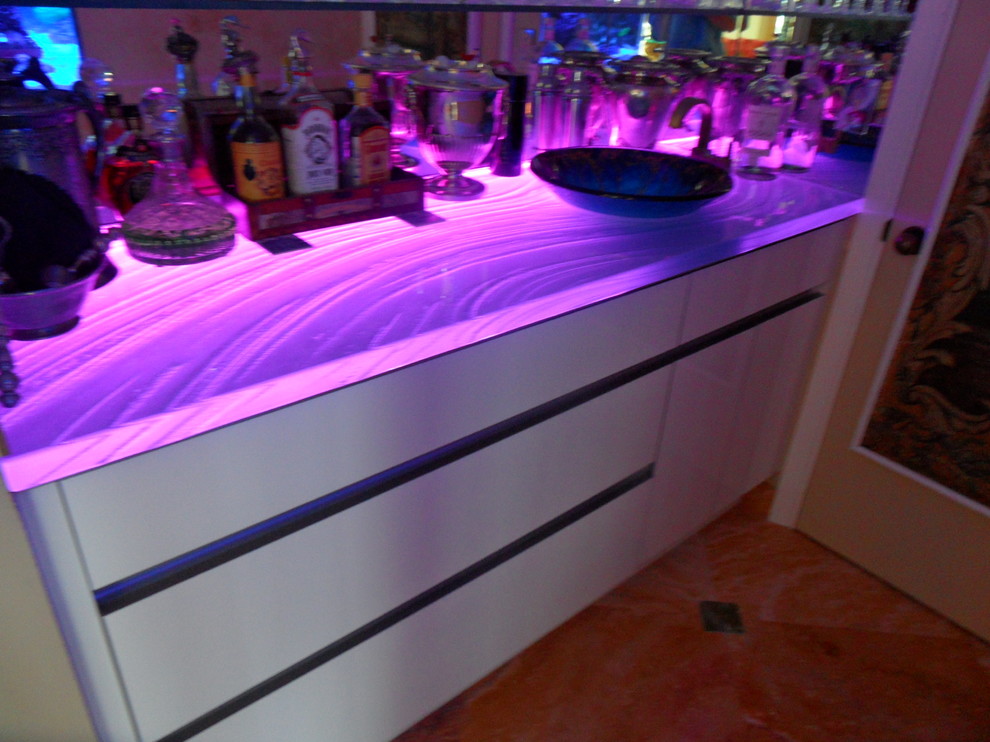 Ejemplo de bar en casa lineal moderno grande con armarios con paneles lisos, puertas de armario blancas y salpicadero con efecto espejo
