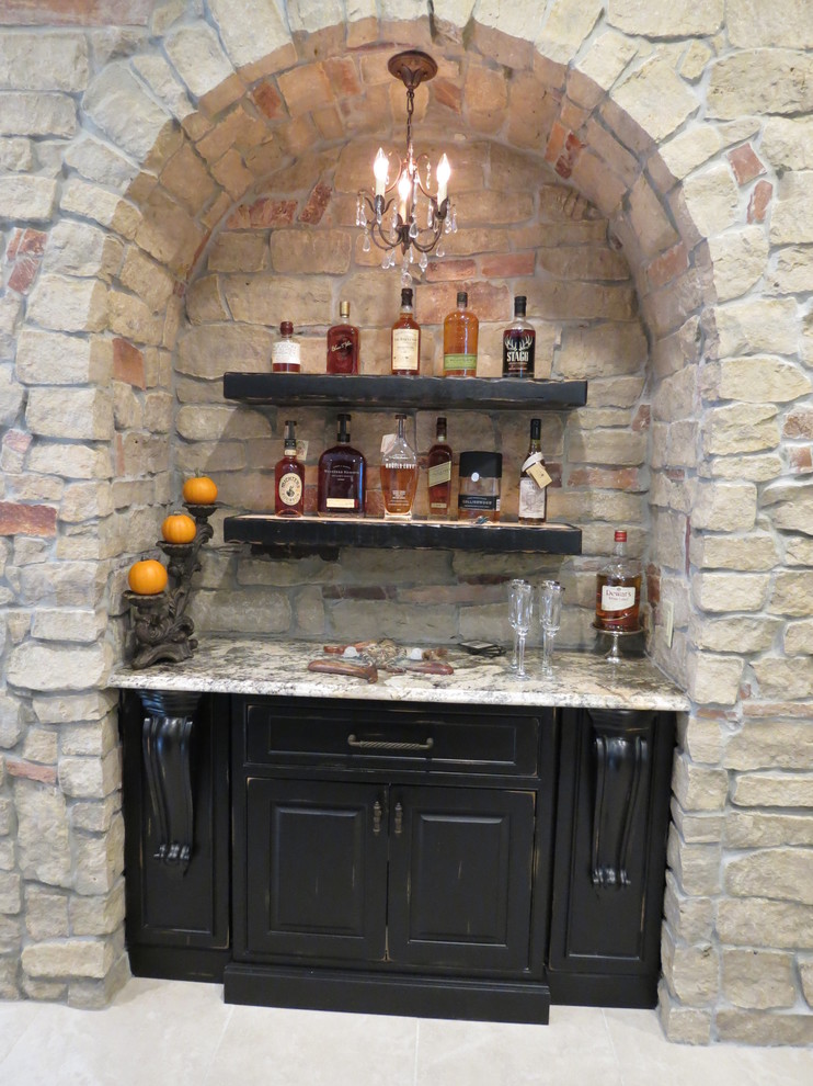 Esempio di un grande angolo bar classico con ante nere, top in granito, paraspruzzi grigio e pavimento con piastrelle in ceramica