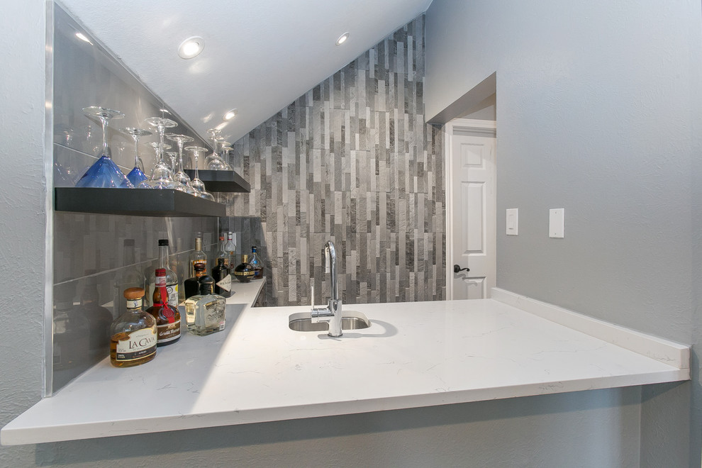 Idéer för en liten modern vita linjär hemmabar med vask, med en undermonterad diskho, bänkskiva i kvarts, grått stänkskydd och stänkskydd i stenkakel