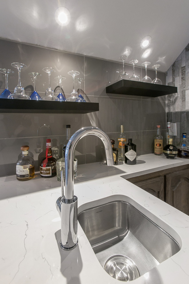 Foto de bar en casa con fregadero lineal actual pequeño con fregadero bajoencimera, encimera de cuarzo compacto, salpicadero verde, salpicadero de azulejos de piedra y encimeras blancas