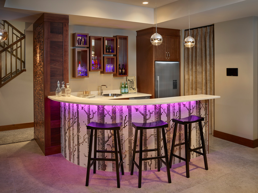 Cette image montre un bar de salon design en bois brun et U avec des tabourets, un placard sans porte et un plan de travail en quartz modifié.