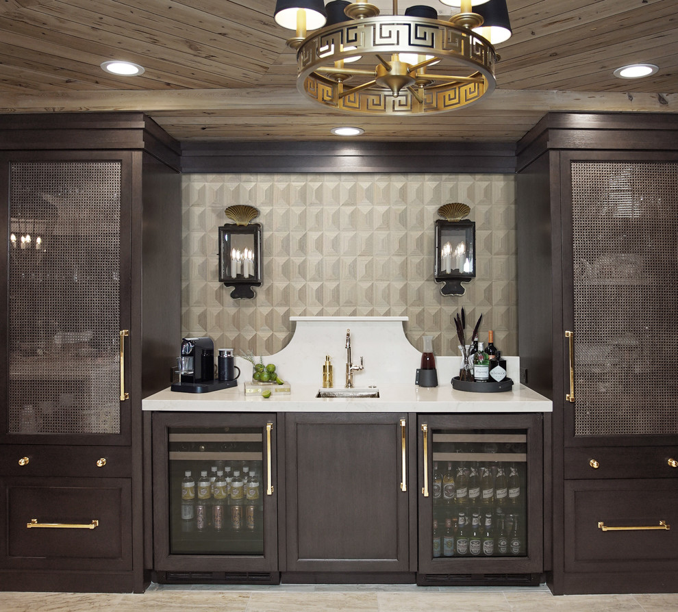 Ispirazione per un angolo bar con lavandino tradizionale con lavello sottopiano, ante in stile shaker, ante in legno bruno, pavimento beige e top bianco