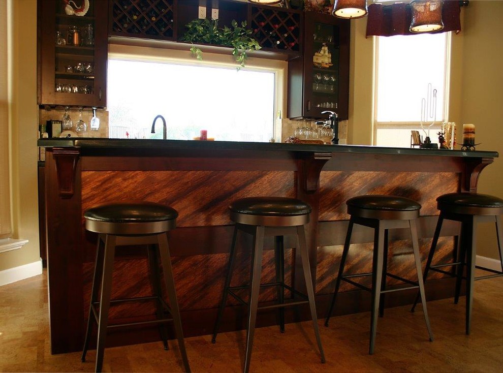 Imagen de bar en casa con barra de bar lineal tradicional renovado grande con armarios tipo vitrina y puertas de armario de madera en tonos medios