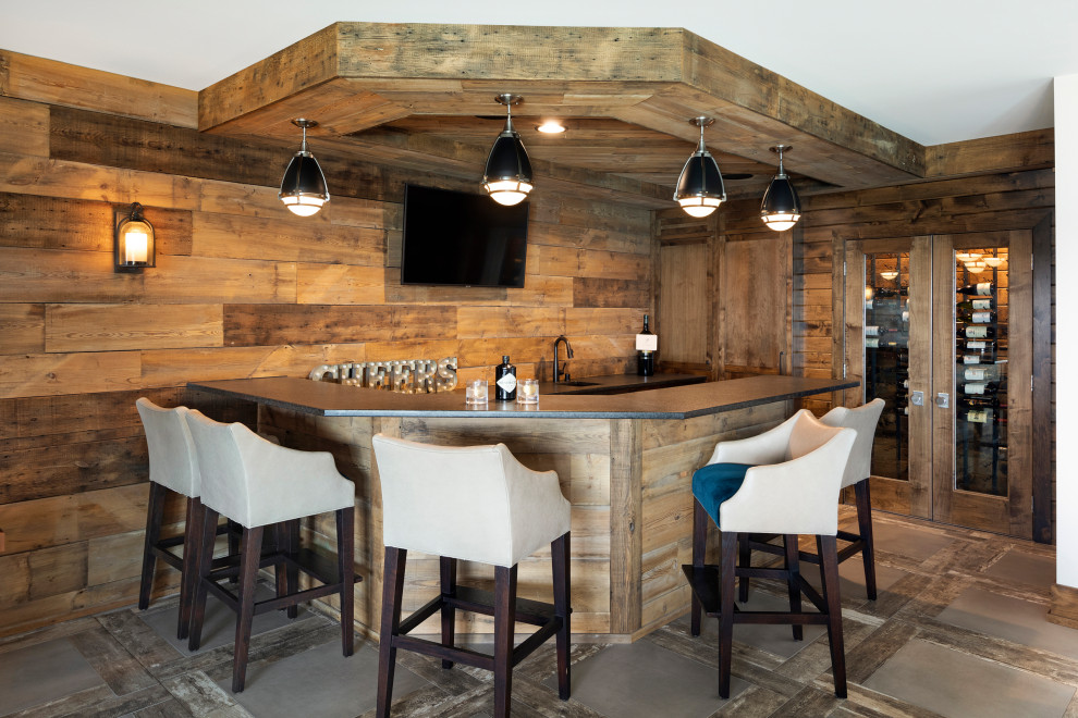 Exemple d'un bar de salon bord de mer de taille moyenne avec des tabourets, des portes de placard marrons, un plan de travail en bois, une crédence marron, une crédence en bois, un sol en bois brun et un plan de travail gris.
