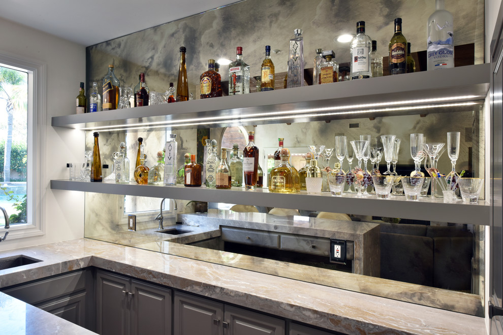Idee per un bancone bar classico di medie dimensioni con lavello sottopiano, ante in stile shaker, ante grigie, top in marmo, paraspruzzi a specchio e parquet scuro