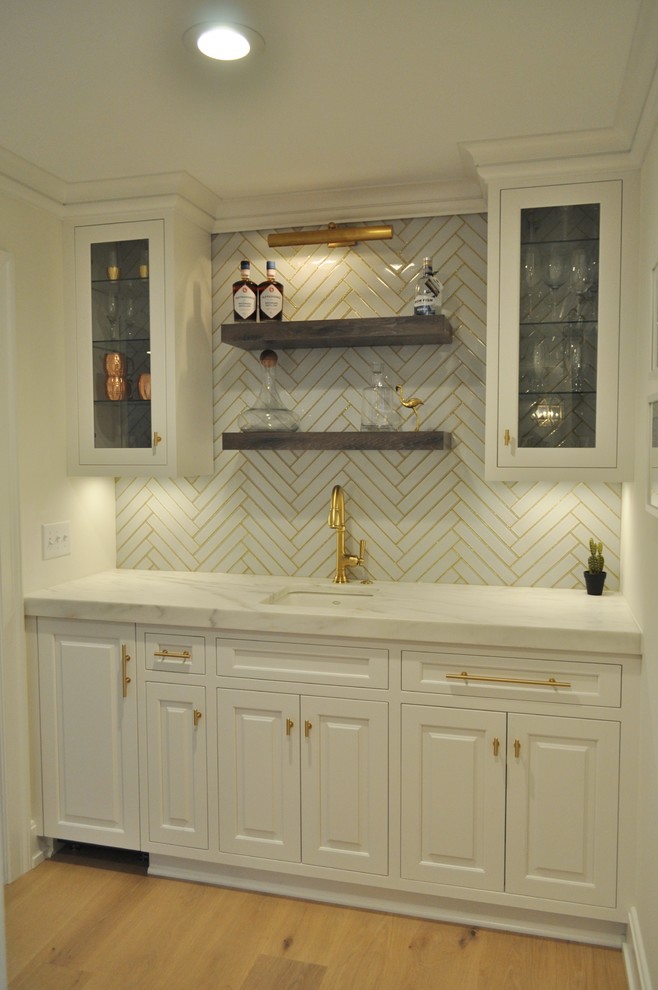 Idee per un angolo bar classico con lavello sottopiano, ante di vetro, ante bianche, paraspruzzi bianco e paraspruzzi con piastrelle in ceramica