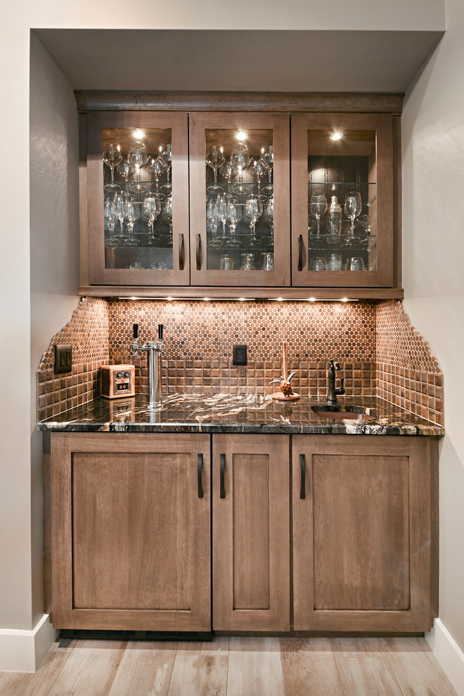 Exempel på en mellanstor klassisk linjär hemmabar med vask, med en undermonterad diskho, skåp i shakerstil, skåp i mellenmörkt trä, marmorbänkskiva, brunt stänkskydd, stänkskydd i mosaik, ljust trägolv och beiget golv