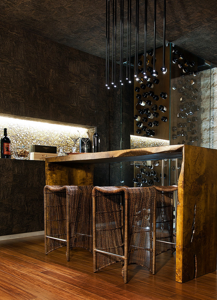 Zweizeilige, Große Moderne Hausbar ohne Waschbecken mit Bartheke, Arbeitsplatte aus Holz und dunklem Holzboden in New York