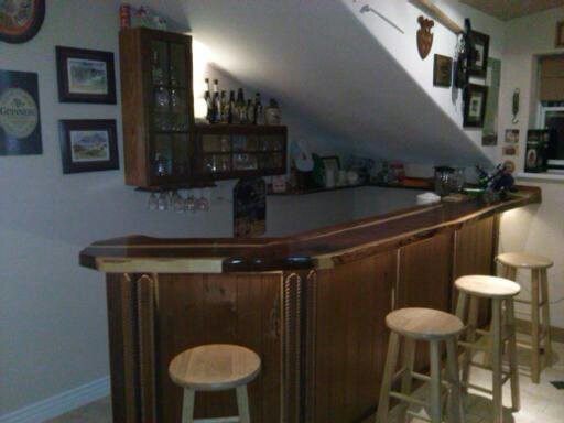 Idée de décoration pour un bar de salon chalet de taille moyenne avec un placard à porte affleurante.