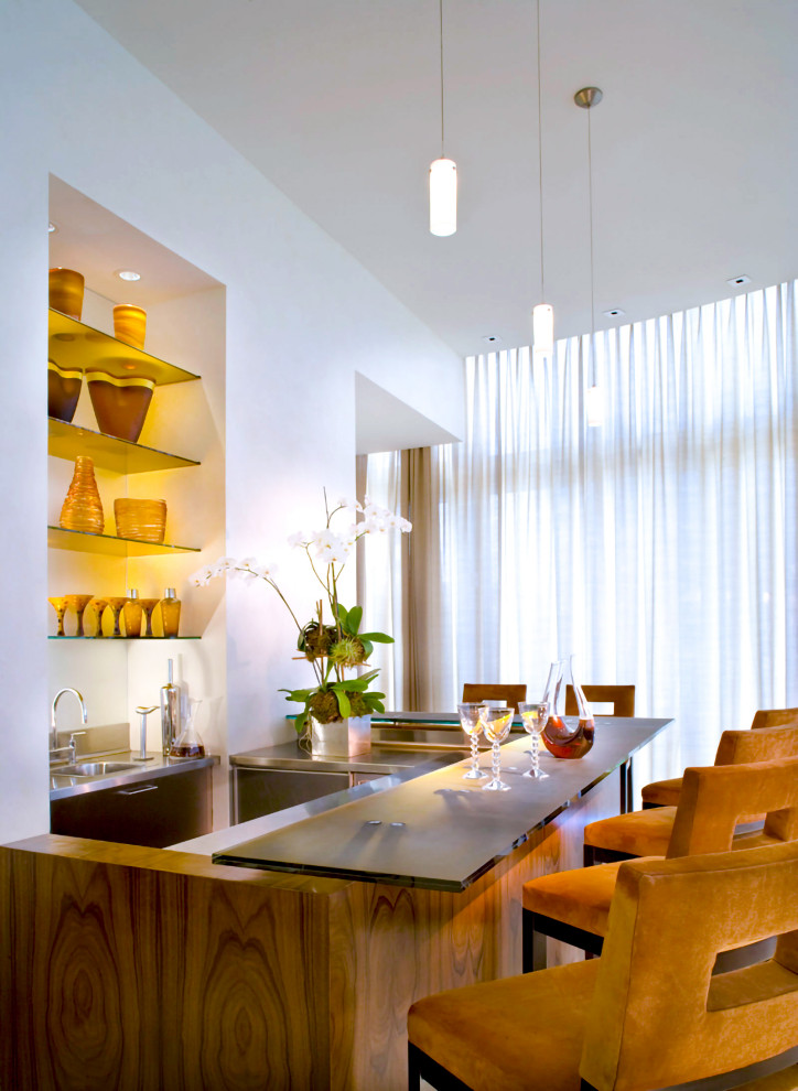 Einzeilige, Große Moderne Hausbar mit Bartheke, integriertem Waschbecken, Glas-Arbeitsplatte, Küchenrückwand in Beige und offenen Schränken