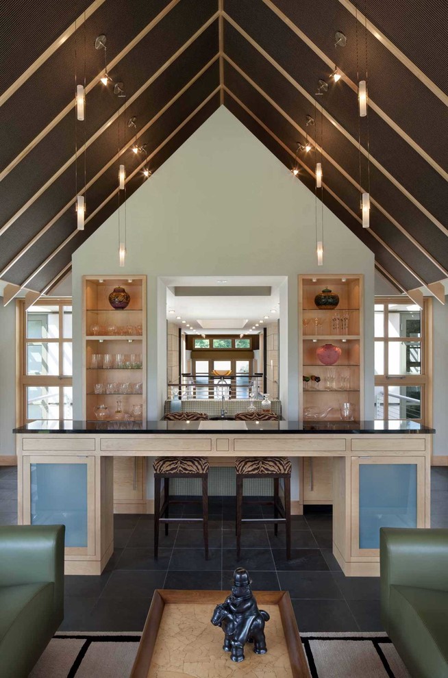 Idée de décoration pour un bar de salon linéaire design en bois clair de taille moyenne avec un évier encastré, un placard sans porte, un plan de travail en surface solide, une crédence miroir, un sol en marbre et un sol noir.
