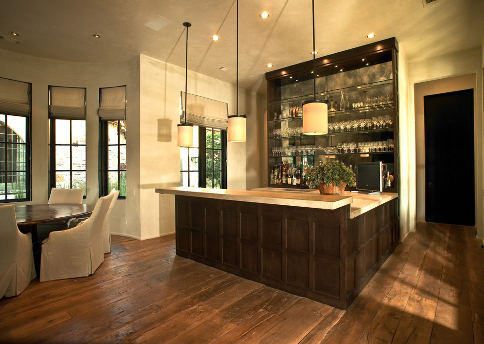 Diseño de bar en casa con barra de bar lineal contemporáneo grande con armarios estilo shaker, puertas de armario de madera en tonos medios, salpicadero con efecto espejo, suelo de madera en tonos medios y suelo marrón