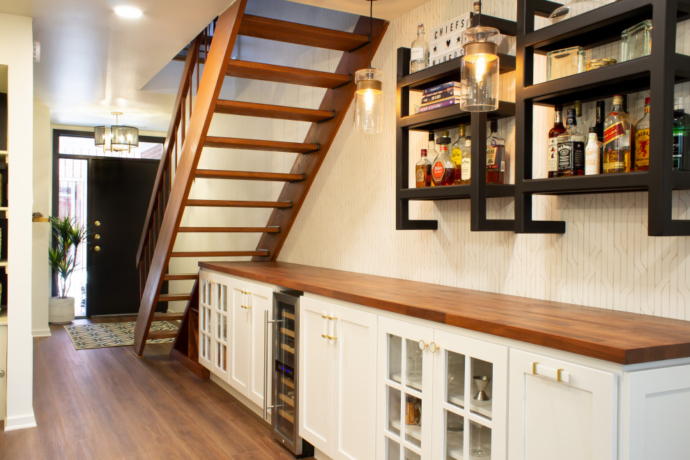 Стильный дизайн: прямой домашний бар среднего размера в современном стиле с белыми фасадами и деревянной столешницей без мойки, раковины - последний тренд