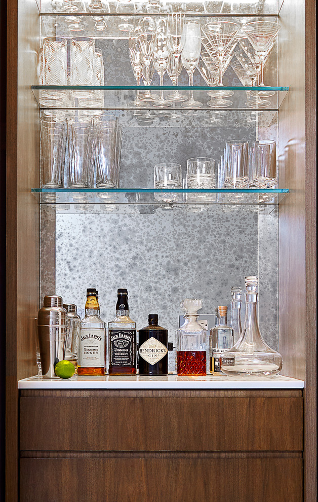 Esempio di un piccolo angolo bar design con ante lisce, top in quarzo composito, paraspruzzi a specchio, ante in legno bruno e parquet chiaro