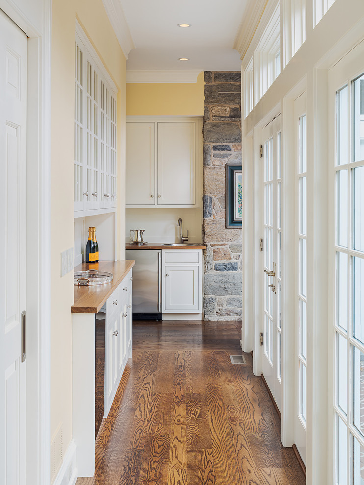 Mittelgroße Klassische Hausbar mit braunem Holzboden in Philadelphia