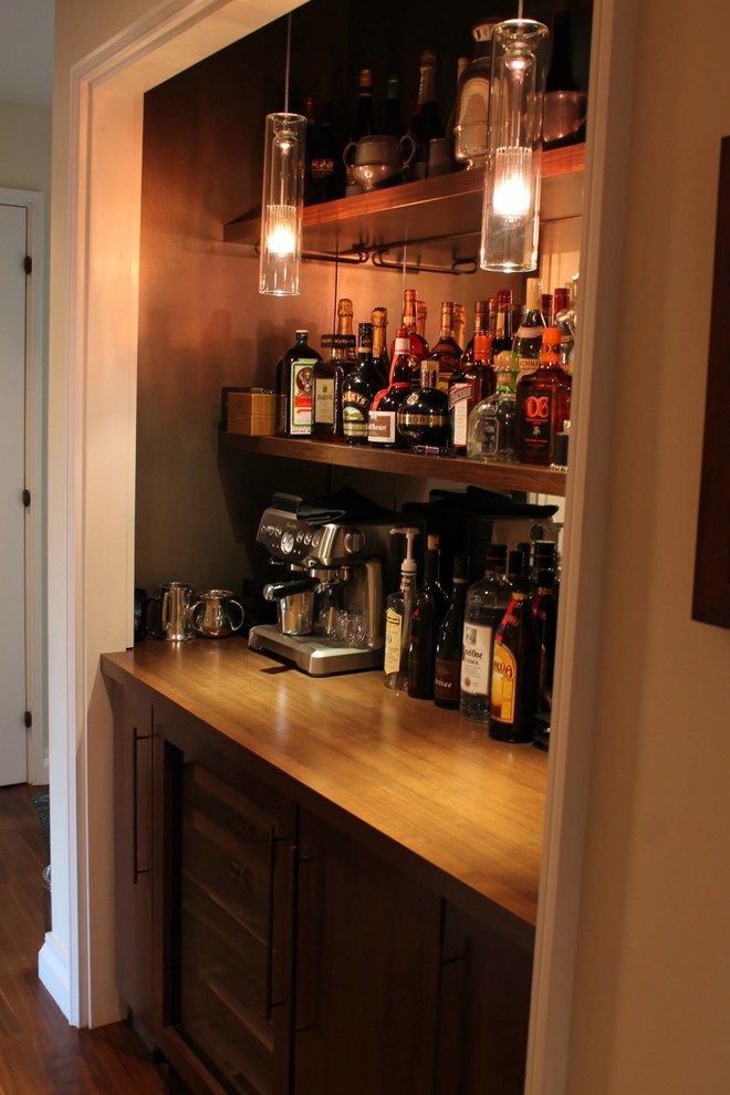 Home bar - small traditional home bar idea in New York