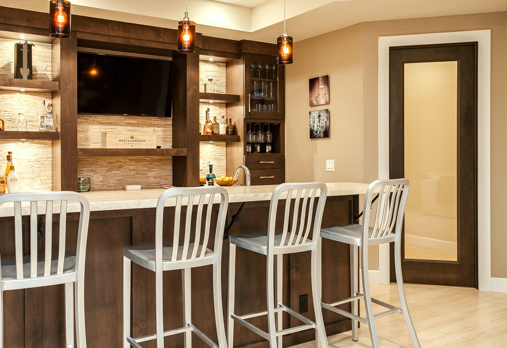 Esempio di un angolo bar con lavandino classico di medie dimensioni con ante in stile shaker, ante in legno bruno, paraspruzzi beige e parquet chiaro