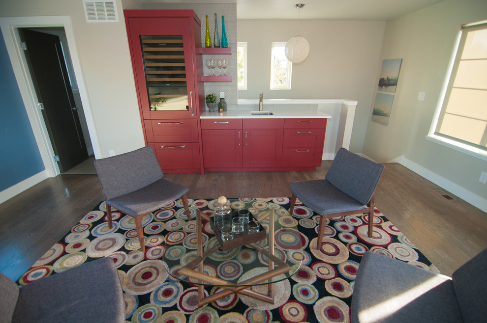 Foto di un angolo bar con lavandino contemporaneo di medie dimensioni con lavello sottopiano, ante in stile shaker, ante rosse, pavimento in legno massello medio e pavimento marrone