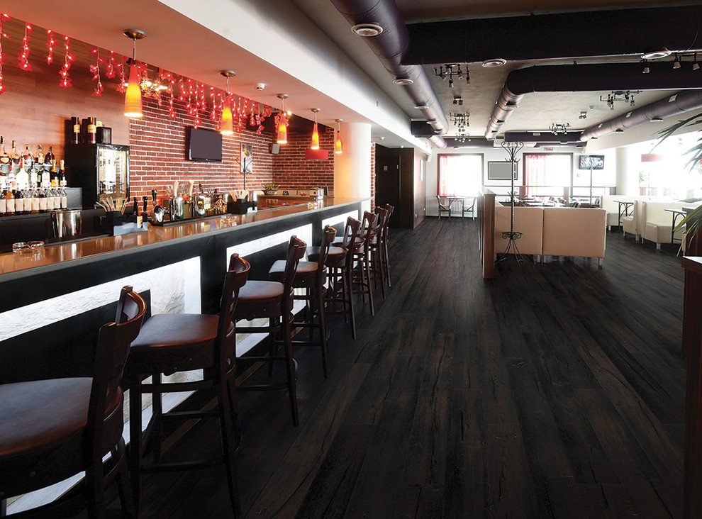 Example of a large urban home bar design in Chicago