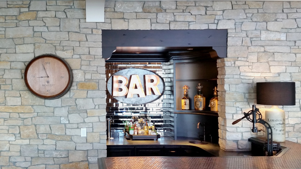 Immagine di un bancone bar chic di medie dimensioni con lavello sottopiano, nessun'anta, ante in legno bruno, top in rame e paraspruzzi a specchio