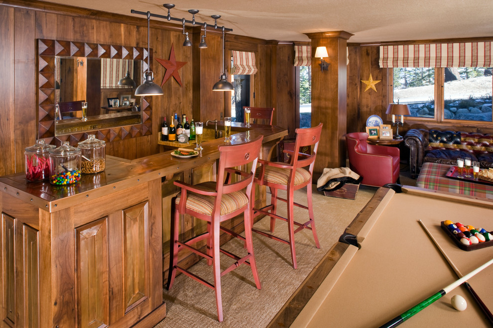 Foto di un bancone bar classico di medie dimensioni con ante con bugna sagomata, ante in legno scuro, top in legno e moquette