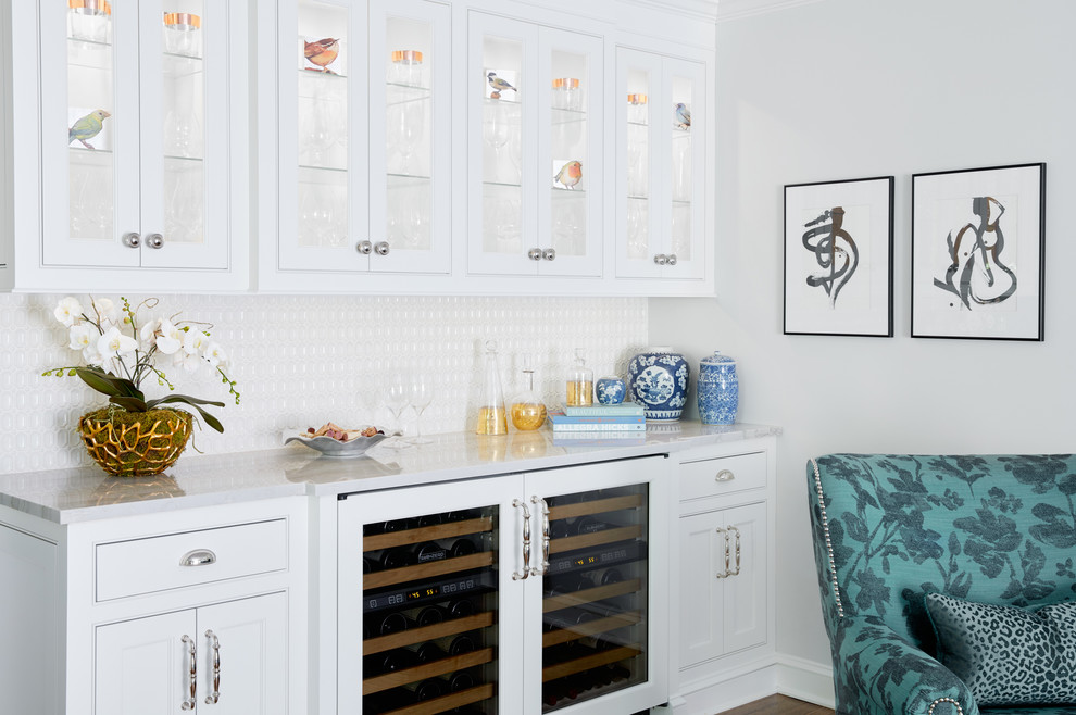 Ejemplo de bar en casa lineal clásico sin pila con puertas de armario blancas, salpicadero blanco, encimeras grises y armarios con rebordes decorativos