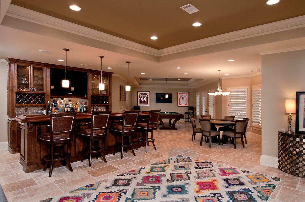 Exempel på en mellanstor klassisk flerfärgade parallell flerfärgat hemmabar med stolar, med en undermonterad diskho, luckor med upphöjd panel, skåp i mellenmörkt trä, bänkskiva i kvarts, klinkergolv i terrakotta och beiget golv