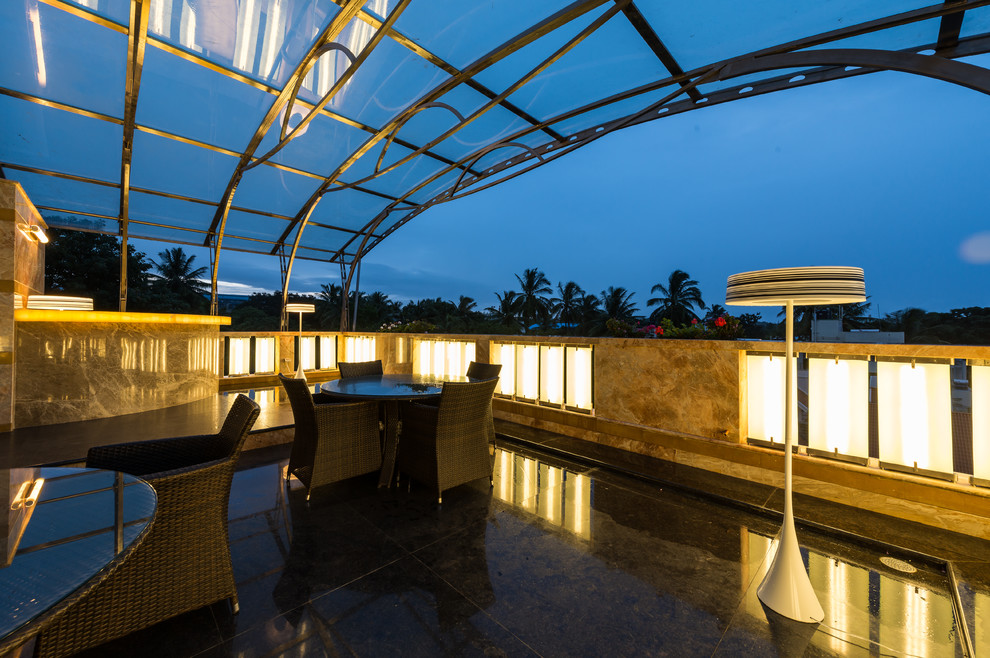 Design ideas for a modern home bar in Bengaluru.