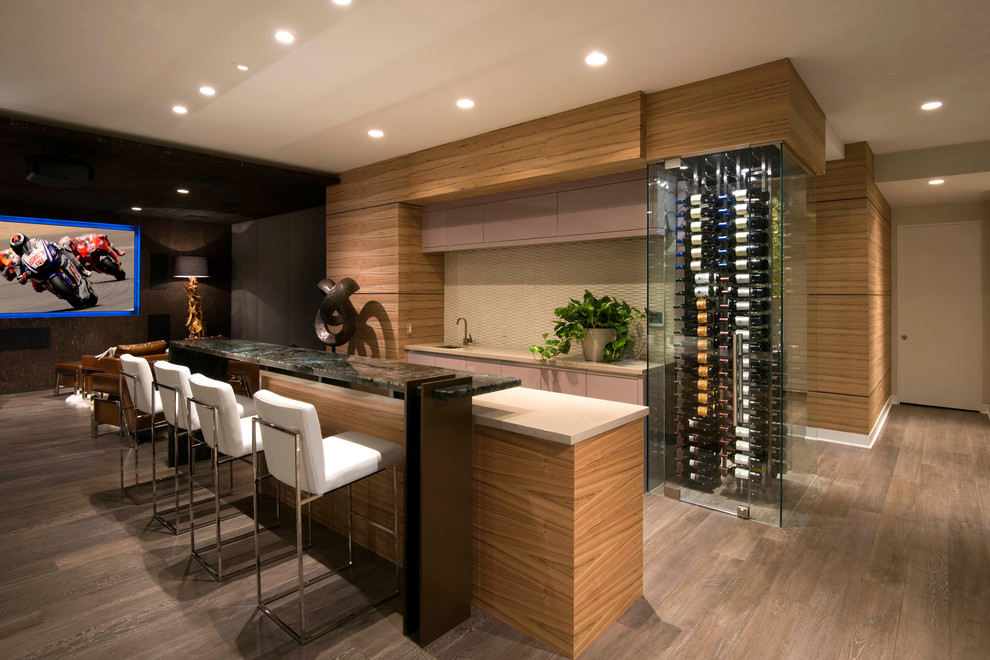 Immagine di un bancone bar design con lavello sottopiano, ante lisce, paraspruzzi beige e pavimento in legno massello medio