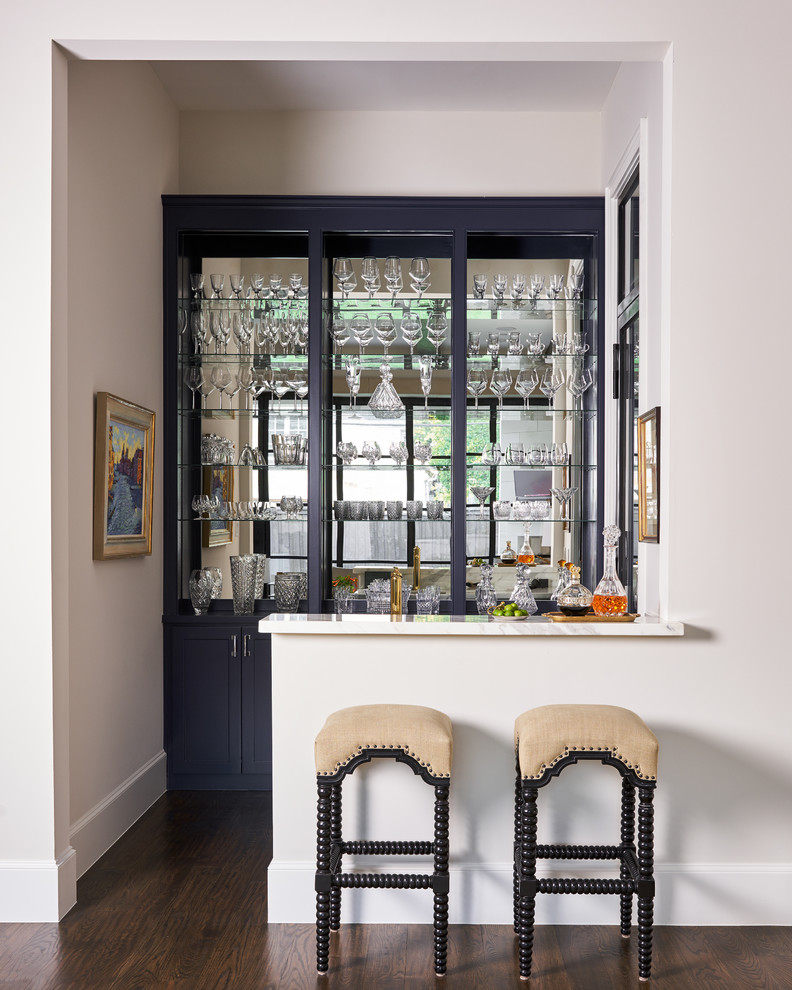 ダラスにあるトランジショナルスタイルのおしゃれなホームバー (オープンシェルフ、ミラータイルのキッチンパネル、濃色無垢フローリング、茶色い床) の写真